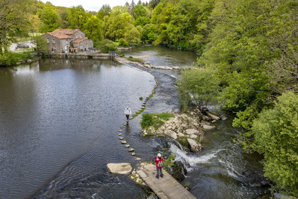 France, Vendée (85), Saint-Malô-du-Bois, vallée du Poupet, moulin de l'auberge du Poupet en bordure de la Sèvre Nantaise, passage à gué (vue aérienne)