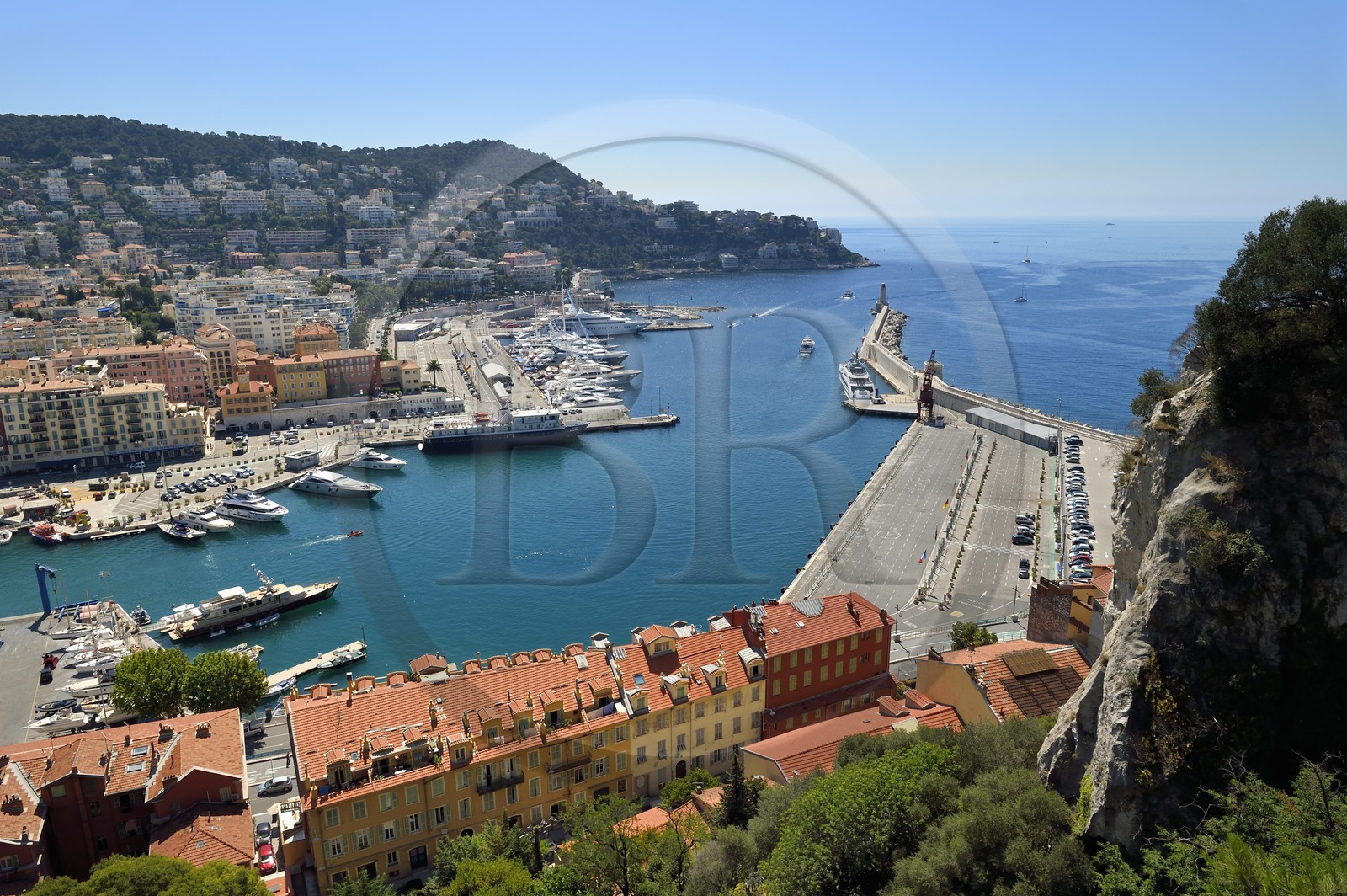France, Alpes-Maritimes (06), Nice, le vieux port ou port Lympia depuis la colline du chateau