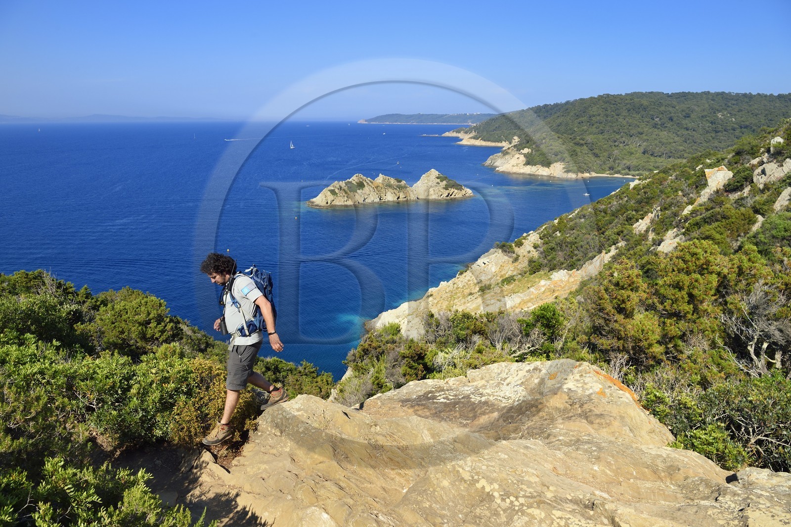 France, Var (83), Iles d'Hyères, Parc national de Port Cros, Ile de Port-Cros, plage de la Palud, Johann Cerisier, garde moniteur du parc national de Port-Cros en tournée de surveillance au rocher du Rascas (en arrière plan)