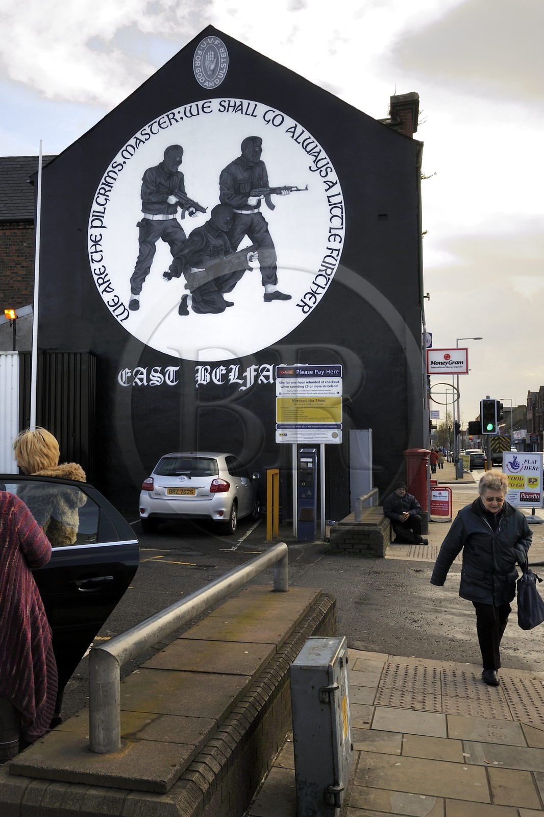 Royaume-Uni, Irlande du Nord, Belfast Est, les quartiers loyalistes protestants, Newtownards Road, fresque murale politique à la gloire des milices loyalistes