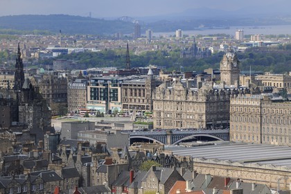 Royaume-Uni, Ecosse, Edimbourg, vue sur la ville, Princes street et North Bridge, qui s'étend jusqu'au Firth of Forth depuis l'Arthur's seatUnited Kingdom, Scotland, Edinburgh, listed as World Heritage by UNESCO, view over the city, Princes street and North Bridge spreading up to the Firth of Forth from Arthur's seat