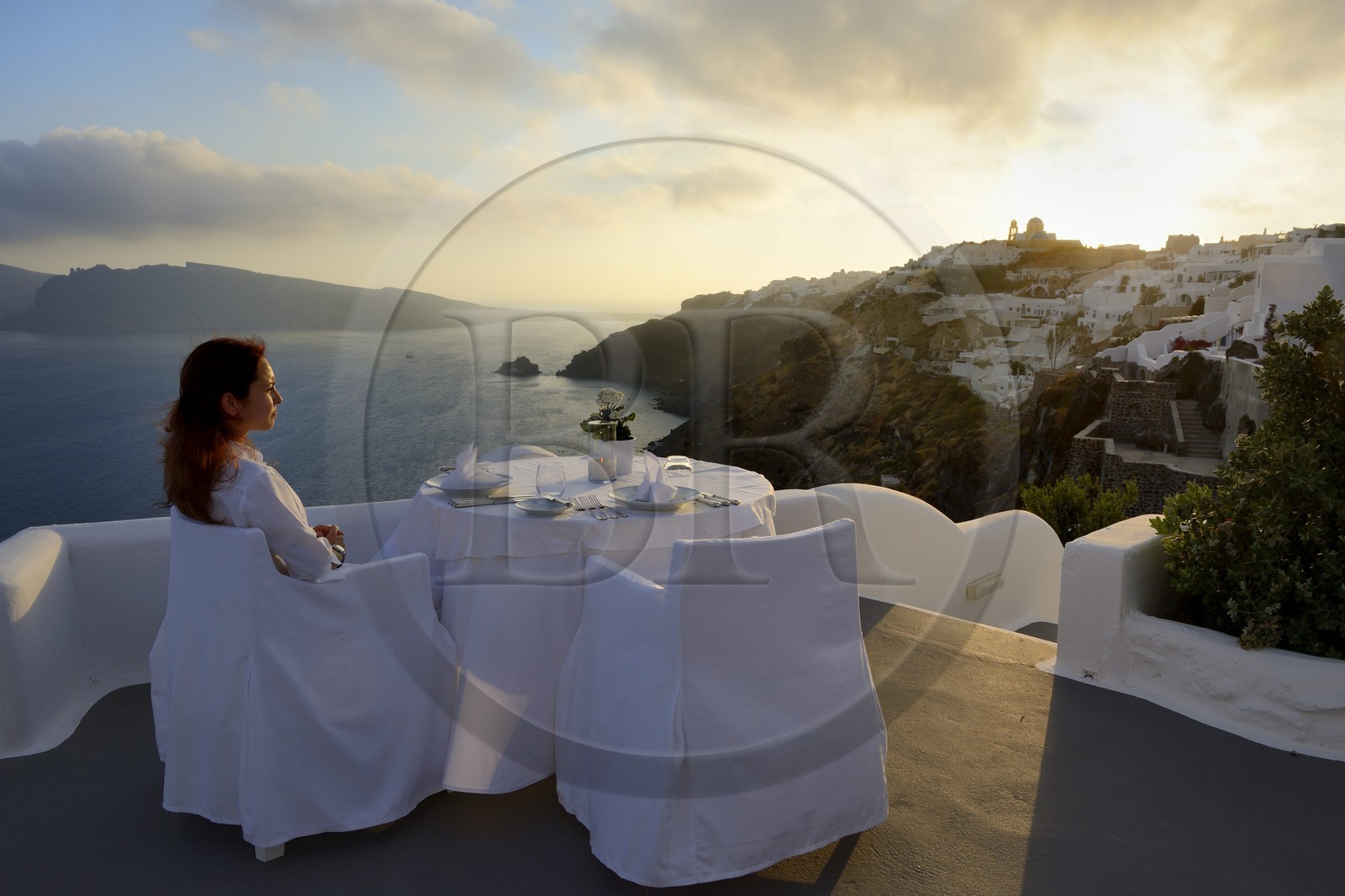 Grèce, Les Cyclades, mer Égée, île de Santorin (Thira ou Théra), village de Oia, l'hôtel Relais & Châteaux Kirini Suites & Spa qui surplombe la Caldera