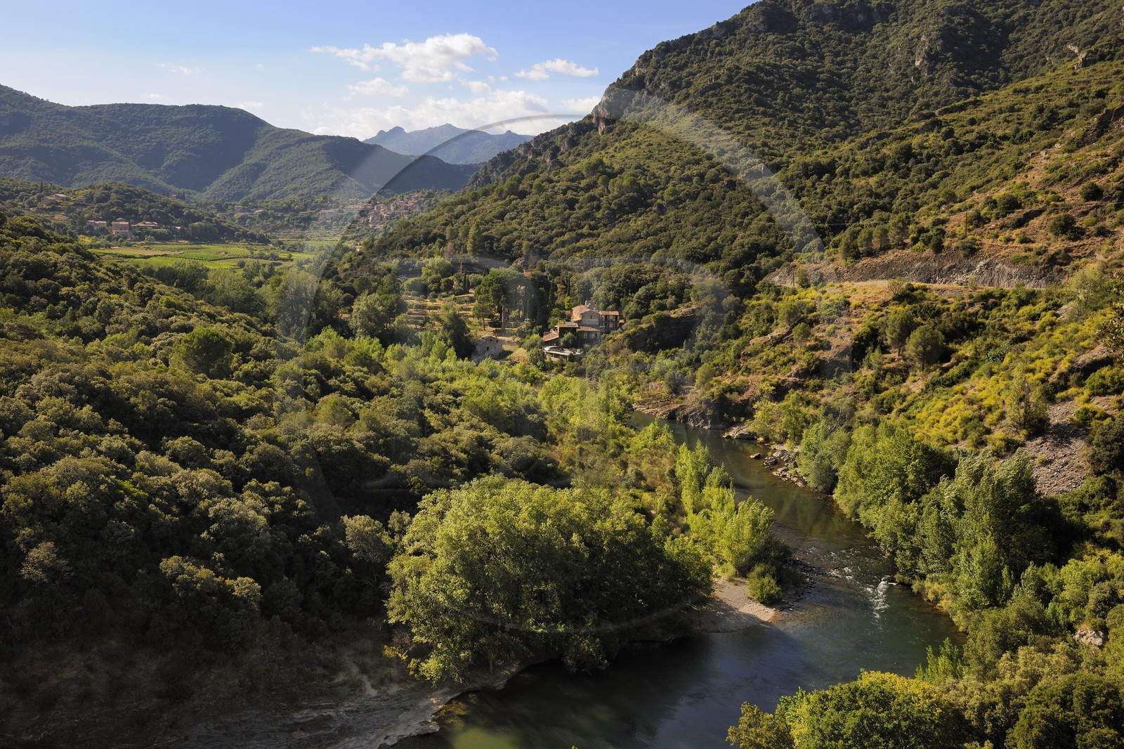 France, Hérault (34), vallée de l' Orb, village de Vieussan au lointain