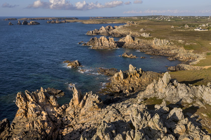 France, Finistère (29), Mer d'Iroise, Ile d'Ouessant, les rochers de la cote dechiquetée au Nord de l'Ile au le phare du Créac’h (vue aérienne)