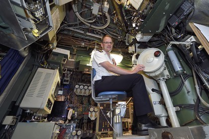 France, Var (83), Toulon, la base navale (Arsenal), le capitaine de frégate Nicolas Faure au périscope dans le Poste central navigation opération (PCNO), commandant du sous-marin nucléaire d’attaque (SNA) Casabianca (de type Rubis)