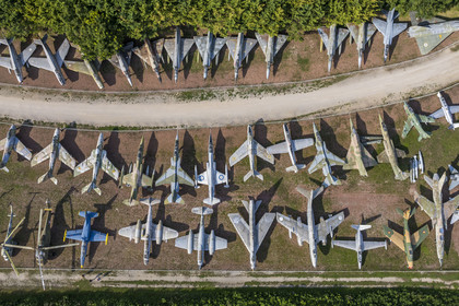 France, Côte-d'Or (21), les climats de Bourgogne classés Patrimoine Mondial de l'UNESCO, Côte de Beaune, Savigny-les-Beaune, le chateau avec les musées et collections avions de chasse, voitures de course Abarth, motos, tracteurs enjambeurs, maquettes, camions de pompiers (vue aérienne)