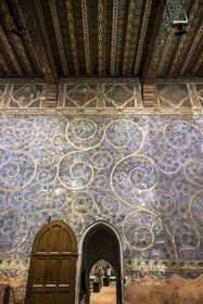 France, Vaucluse (84), Avignon, Palais des Papes classé Patrimoine mondial de l'UNESCO, la tour des Anges ou tour du pape, chambre du Pape, un espace végétal à deux dimensions fait de rinceaux de vigne et de chêne, parsemés d’oiseaux et d’écureuils, orne les murs sur un fond bleu ciel