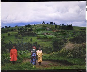 Burundi, Bujumbura Province, Ijenda area, Tutsi mother and daughters, habitat is scattered randomly around the hills and that gives the Burundi landscapes a unique appearance, there are tea plantations around the rugos (4x5 reversal film reproduction)