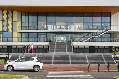 France, Charente-Maritime (17), Royan, le Palais de congrès (1957) signé de l’architecte-urbaniste Claude Ferret et rythmés par les panneaux perforés en aluminium jaune et gris des ateliers Jean Prouvé en façade