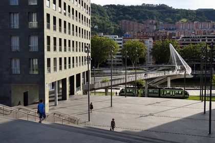 Espagne, Pays basque espagnol, Biscaye, Bilbao, passerelle suspendue Zubizuri dessinée par l'architecte Santiago Calatrava sur le Ria de Bilbao et la nouvelle voie d'accès des tours d'Isozaki Atea au pont conçue par l'architecte Arata Isozaki