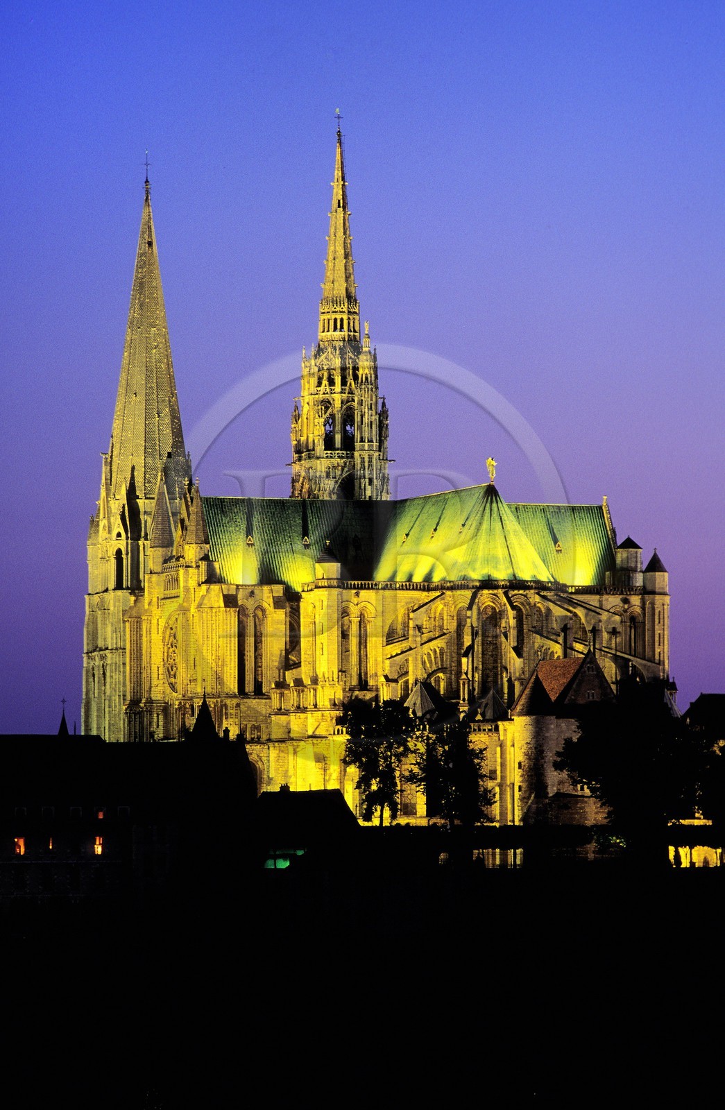 France, Eure-et-Loir (28), Chartres, cathédrale Notre-Dame de Chartres classée Patrimoine Mondial de l' UNESCO la nuit