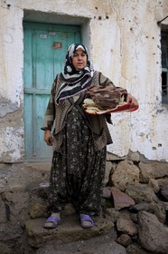 Turquie, Anatolie Centrale, province de Aksaray, Cappadoce, village de Dermici (Un village anatolien : Récit d'un instituteur paysan (Terre humaine) de Mahmut Makal), femme portant du pain