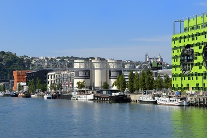 France, Rhône (69), Lyon, nouveau quartier de La Confluence au sud de la Presqu'île, Quai Rambaud, la Sucrière ancien entrepôt des années 1930 accueille depuis 2003 la biennale d'art contemporain en arrière plan et le batiment vert siège d'Euronews sur la droite