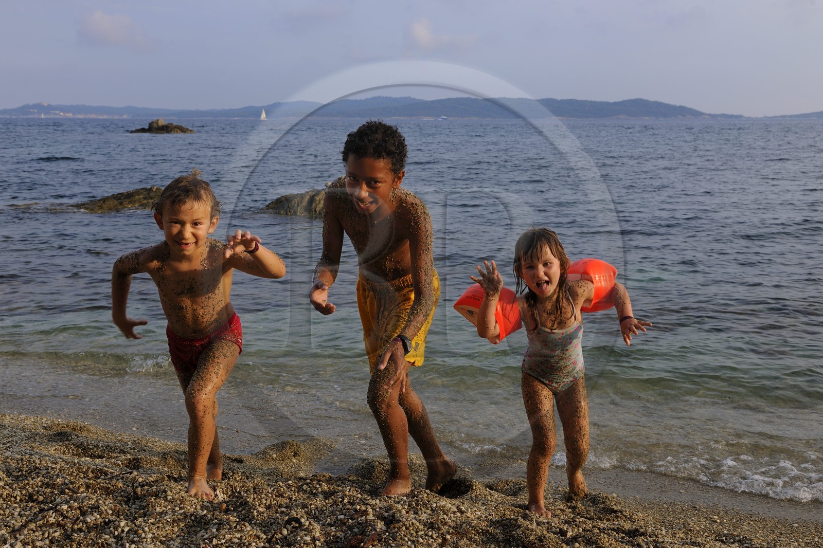 France, Var (83), presqu'île de Giens, enfants jouants sur une plage vers la Tour Fondue