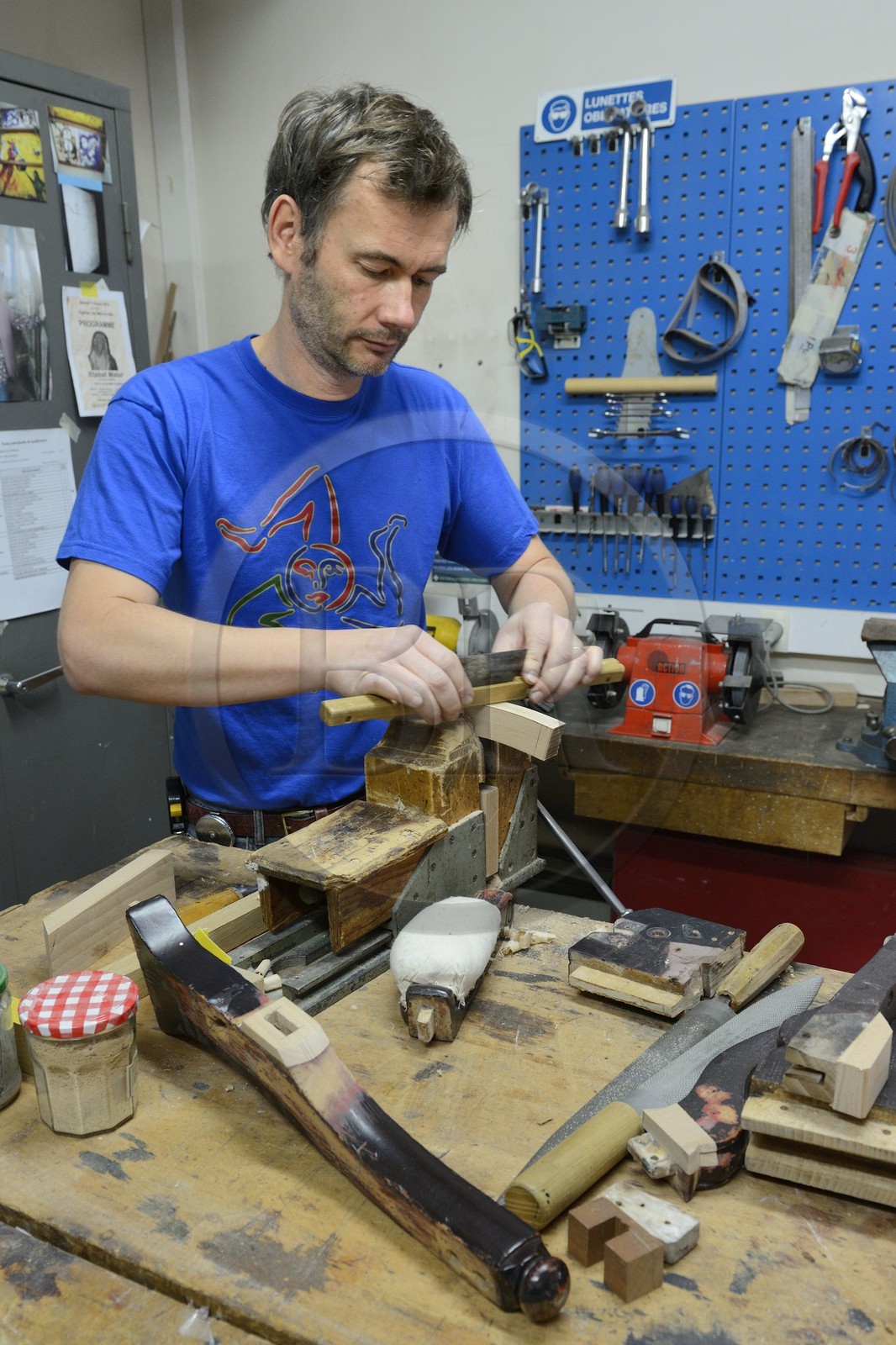 France, Paris (75), Opéra Garnier, les ateliers de réparation, Dominique Peuvrier menuisier en chaises