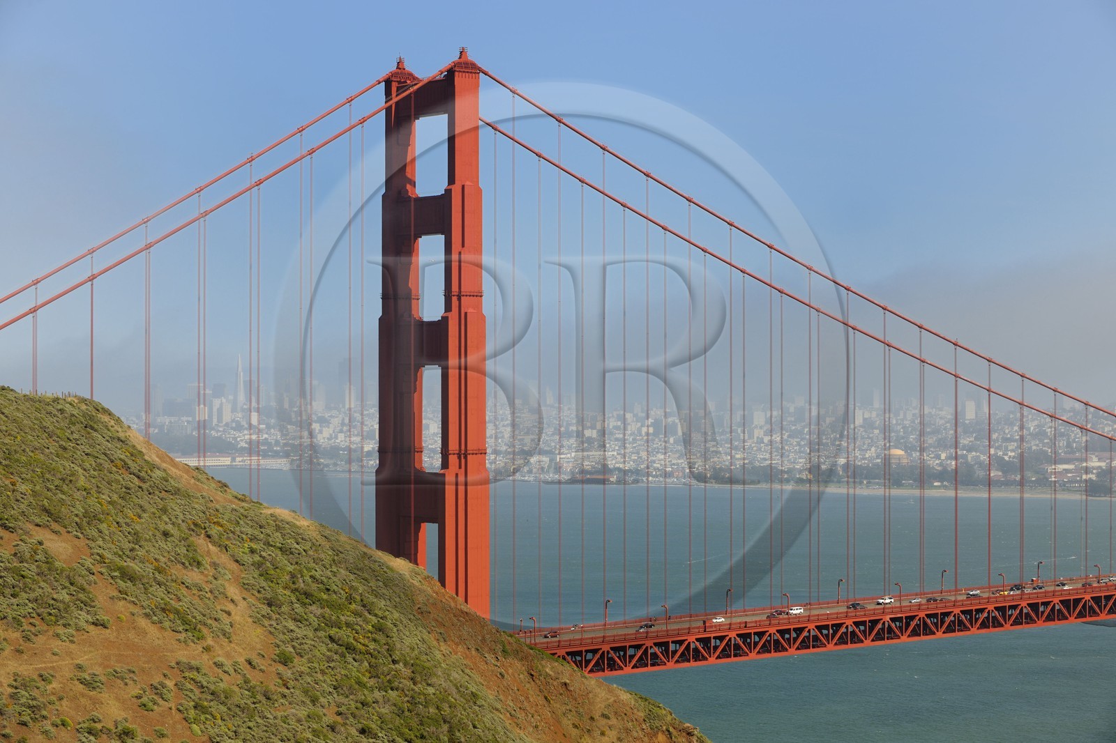 Etats-Unis, Californie, San Francisco, le pont du Golden Gate Bridge et la ville dans la brume