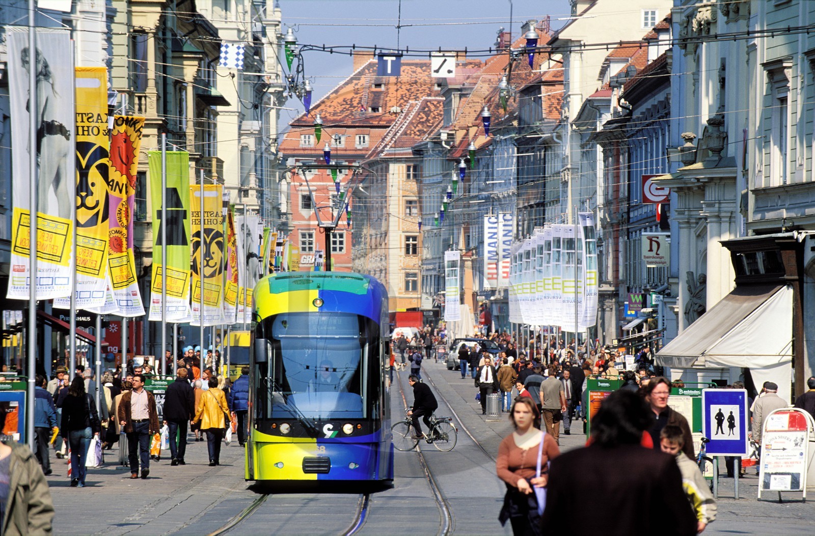 Autriche, Styrie, Graz, centre historique classé Patrimoine Mondial de l'UNESCO, tramway sur la Herrengrasse, rue principale.