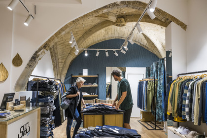 France, Herault, Montpellier, historic center called the Ecusson, rue de l'ancien Courrier, boutique In Situ située dans une maison médiévale dont on peut voir l'architecture