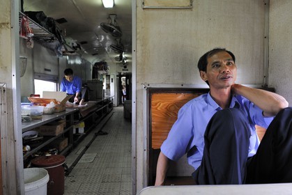 Vietnam, train de jour de Lao Cai à Hanoï, le wagon restaurant et la cuisine au fond