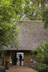 Rwanda, Parc national de l'Akagera, Ruzizi Tented Lodge en bordure du lac Ihema, le salon dans le batiment principal
