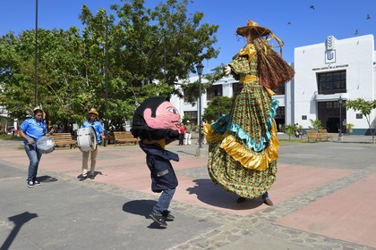 Nicaragua, Leon, the Gigantona on the central square, traditional dance puppet dolls representing a Native American man (small) with a woman of Spanish origin (giant) to mock the Spanish who where in couple with indigenous women