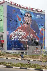 Rwanda, Kigali, le centre commercial Silverback mall avec une publicité géante pour la coupe du monde de football et une statue d'un gorille de montagne (Gorilla beringei beringei) silverback à dos d'argent