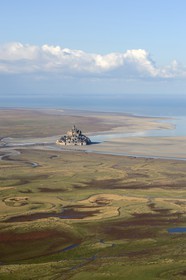 France, Manche (50), Baie du Mont-Saint-Michel, classée Patrimoine Mondial de l'UNESCO, le Mont-Saint-Michel, prés salés et bras de mer à marée basse en premier plan (vue aérienne)