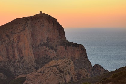 France, Corse-du-Sud (2A), Golfe de Porto, classé Patrimoine Mondial de l'UNESCO, le Capo Rosso et la Tour Génoise de Turghiu (Turghio) en arrière plan
