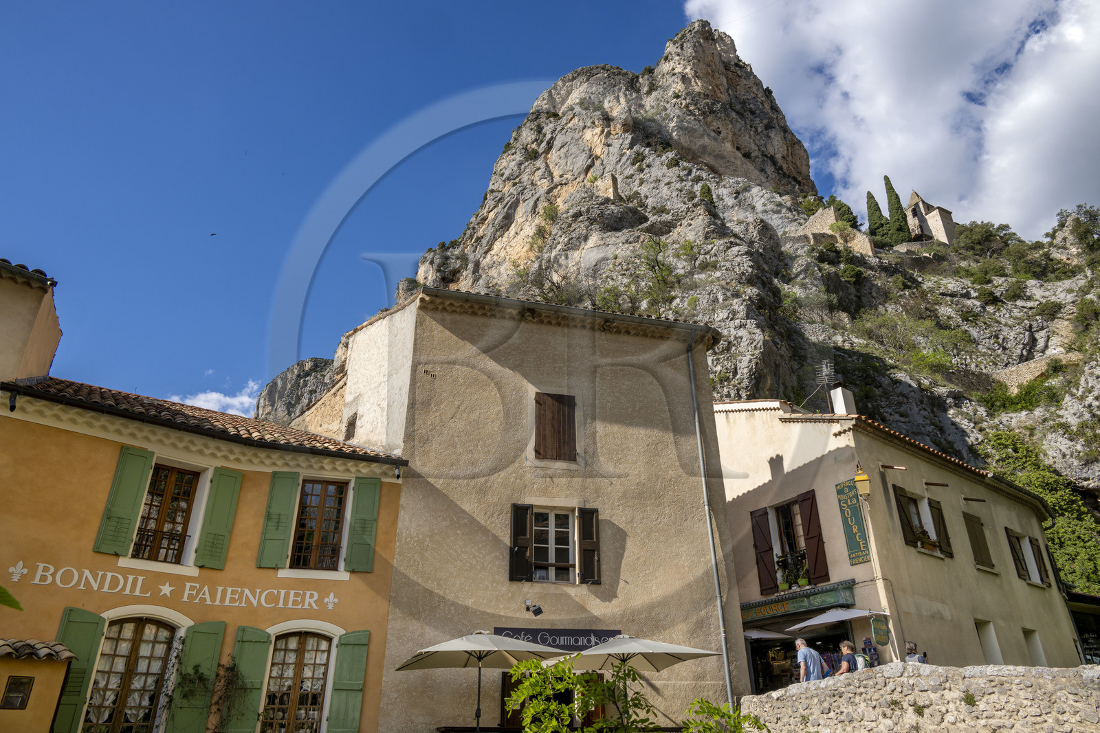 France, Alpes-de-Haute-Provence (04), Parc Naturel Régional du Verdon, Moustiers-Sainte-Marie, labellisé Les Plus Beaux Villages de France, et la chapelle Notre-Dame de Beauvoir en arrière plan dans la falaise