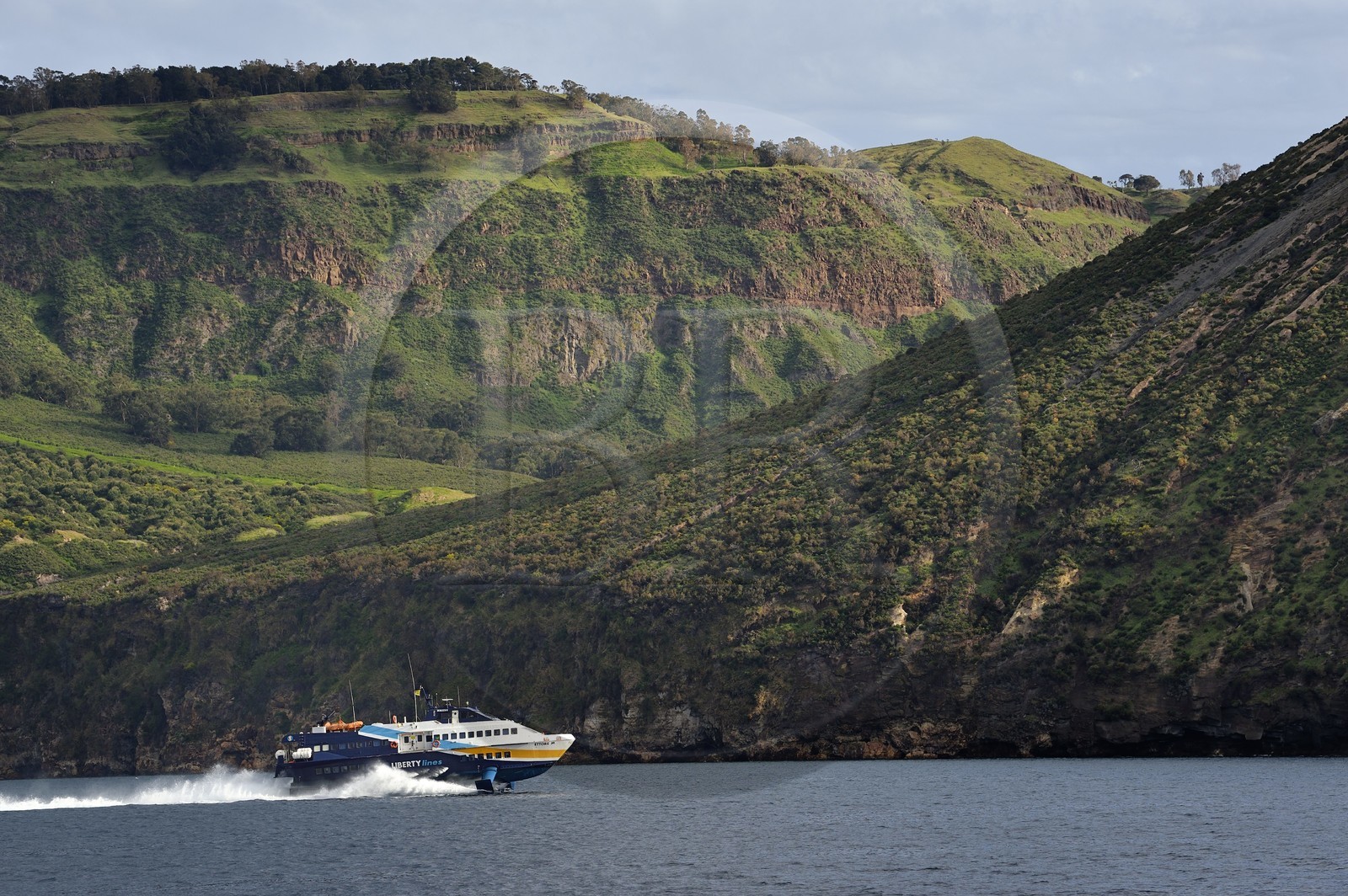 Italie, Sicile, iles Eoliennes, classées Patrimoine Mondial de l'UNESCO, ile de Vulcano, arrivée du Liberty Lines Fast Ferries