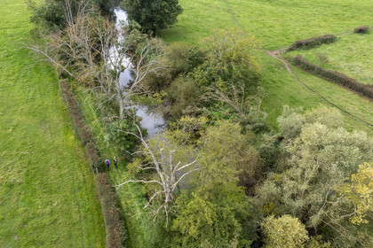 France, Yonne (89), Montréal (Bourgogne), randonneurs sur un chemin le long de la rivière Serein (vue aérienne)