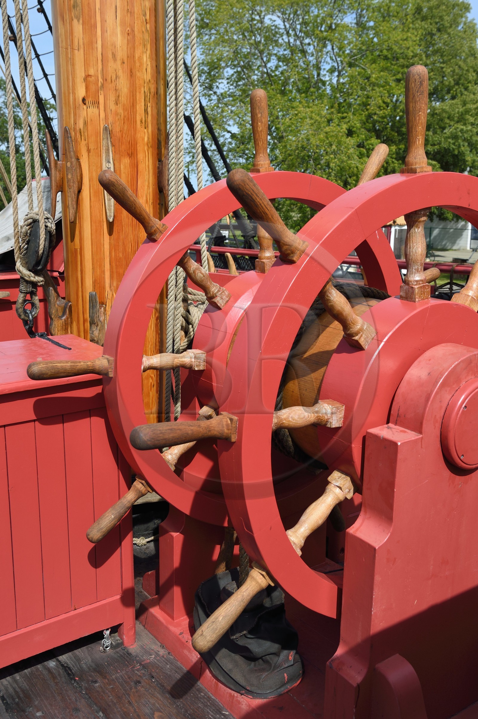 France, Charente-Maritime (17), Rochefort, Centre International de la mer dans l'ancien Arsenal maritime de Rochefort, la frégate Hermione réplique du trois-mats où le marquis de Lafayette embarqua pour l’Amérique en 1780, la barre du navire