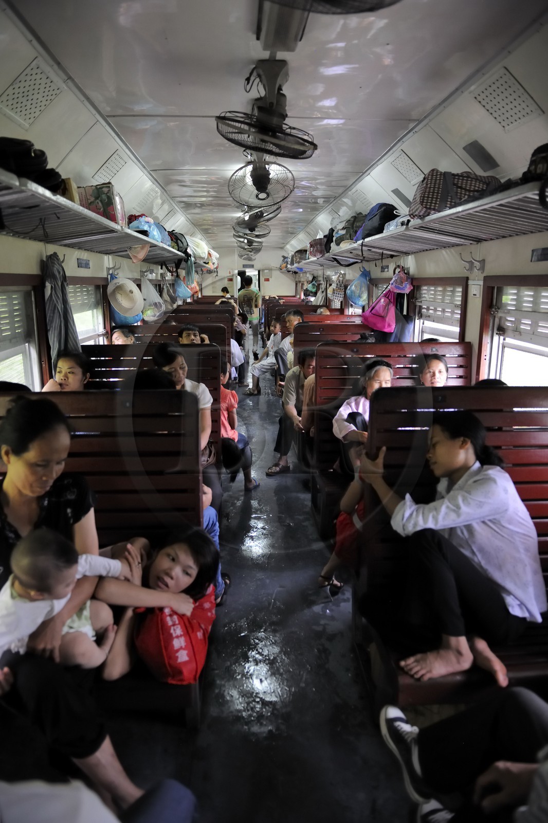 Vietnam, train de jour de Lao Cai à Hanoï, classe assis dur non climatisé
