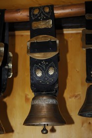 France, Haut-Rhin (68), la route des Crêtes vers Metzeral, ferme marcaire de Steinwasen, cloches pour les vaches