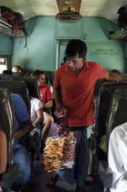 Sri Lanka, Province du Sud, train de Galle à Colombo, vendeur ambulants circulant dans les wagons