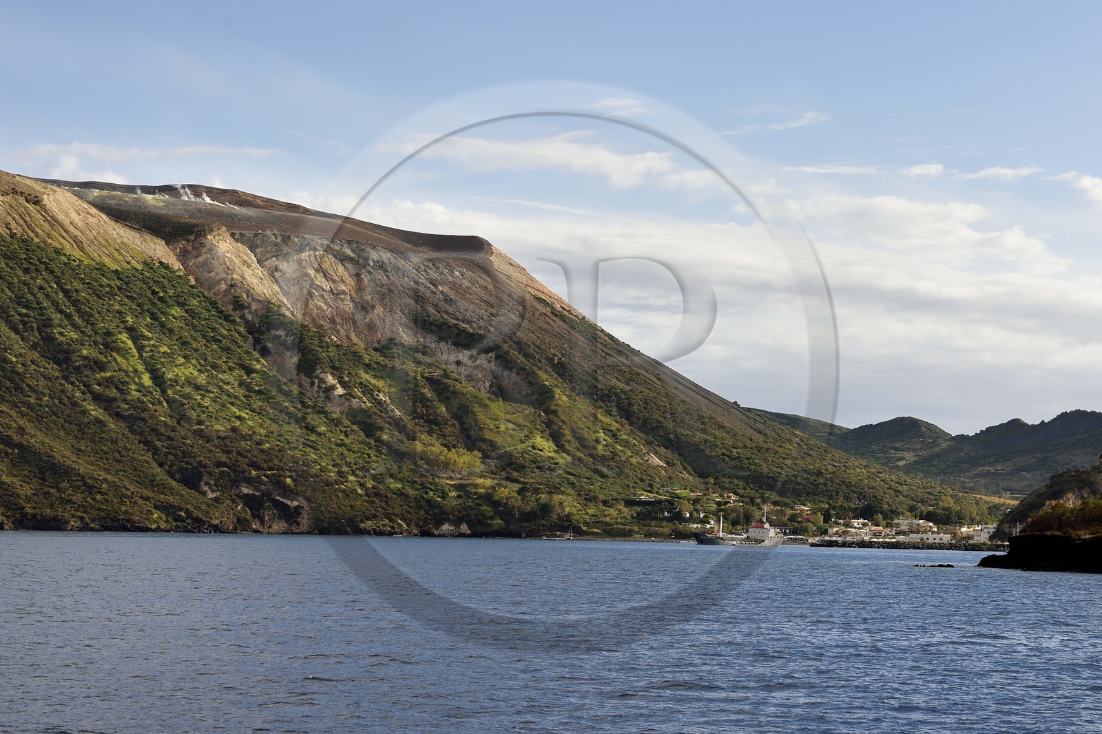 Italie, Sicile, iles Eoliennes, classées Patrimoine Mondial de l'UNESCO, ile de Vulcano, les flancs du cratère du volcan della Fossa et Vulcano Porto
