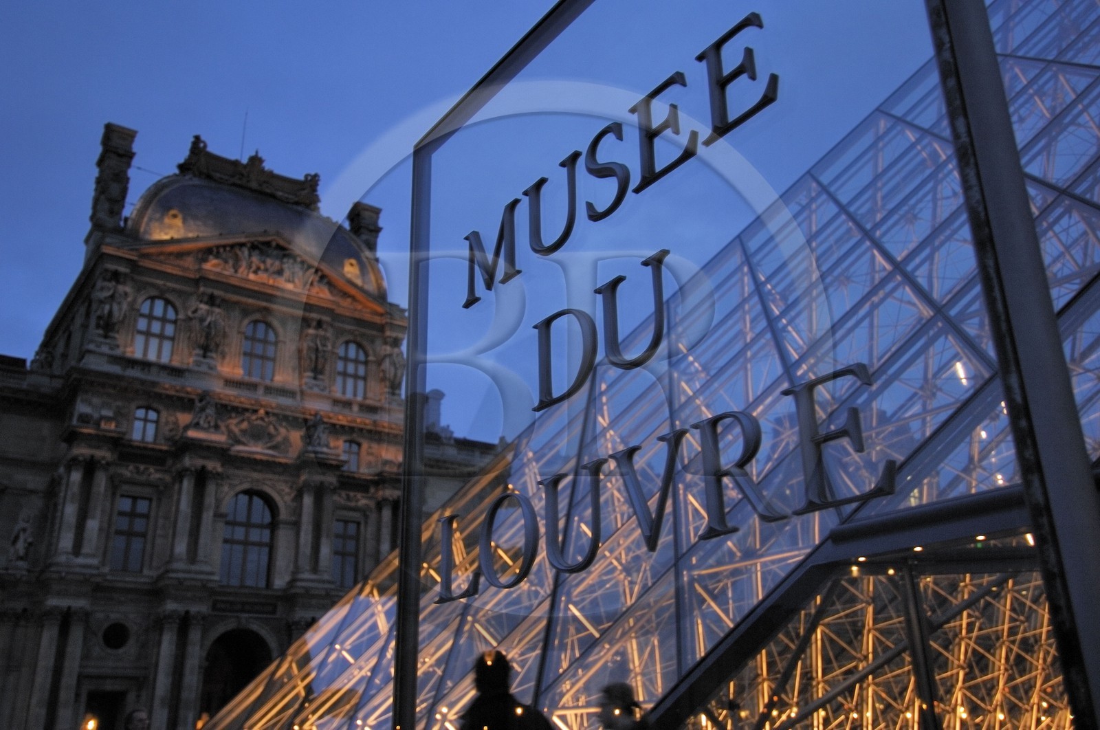 France, Paris (75), le musée et la pyramide du Louvre de l'architecte Ieoh Ming Pei