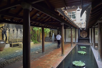 Sri Lanka, Western Province, Colombo District, Colombo, Kollupitiya, Courtyard Of The Gallery Cafe (Former Office Of Famous Sri Lankan Architect Geoffrey Bawa)