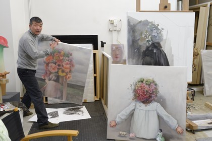 France, l'artiste peintre de Xiaofan Ru dans son atelier des Lilas près de Paris
