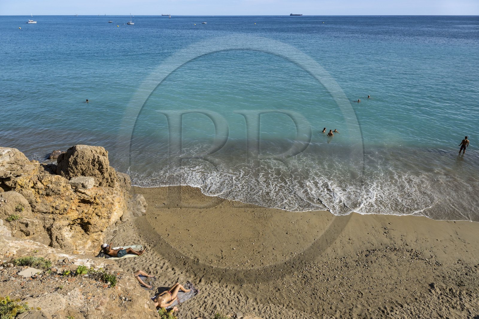France, Hérault (34), Sète, crique de l'Anau - la Conque avec une plage de sable fin et d’eau turquoise située aux pieds des falaises de la ville
