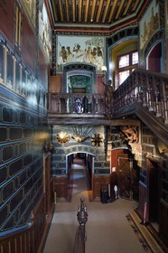 France, Pyrénées-Atlantiques (64), la côte du Pays-Basque, Hendaye, chateau d'Abbadia construit en 1870 par Eugène Viollet-le-Duc pour Antoine d'Abbadie d'Arrast, le vestibule avec ses peintures éthiopiennes et le grand escalier, statue porte-torchère représentant Abdullah ancien esclave ethiopien affranchi et mort sous la commune de Paris