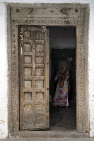 Tanzanie, archipel de Zanzibar, île de Unguja (Zanzibar), ville de Zanzibar, quartier Stone Town, classé Patrimoine Mondial de l' UNESCO, une porte de type arabe de la vieille ville dans le quartier de Shangani