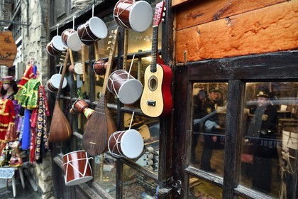 Azerbaïdjan, Sheki (Shaki), magasin d'instruments de musique