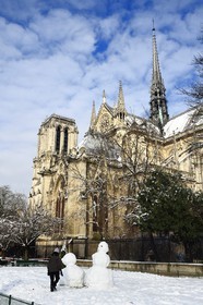 France, Paris, area listed as World Heritage by UNESCO, the banks of the Seine, classified World Heritage by UNESCO, the Notre-Dame Cathedral under the snow on the Ile de la Cité and the public garden Jean XXIII on the quai de l'Archevêché, snowman