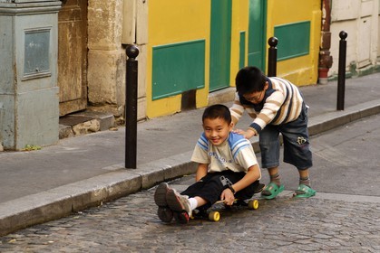 France, Paris (75), jeux d'enfants dans les rues du 10ème arrondissement