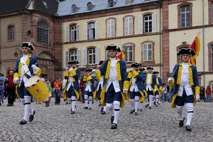 France, Vosges (88), Senones, capitale de l’ex-Principauté de Salm-Salm rattachée à la France en 1793, la relève de la Garde devant l'ancienne abbaye