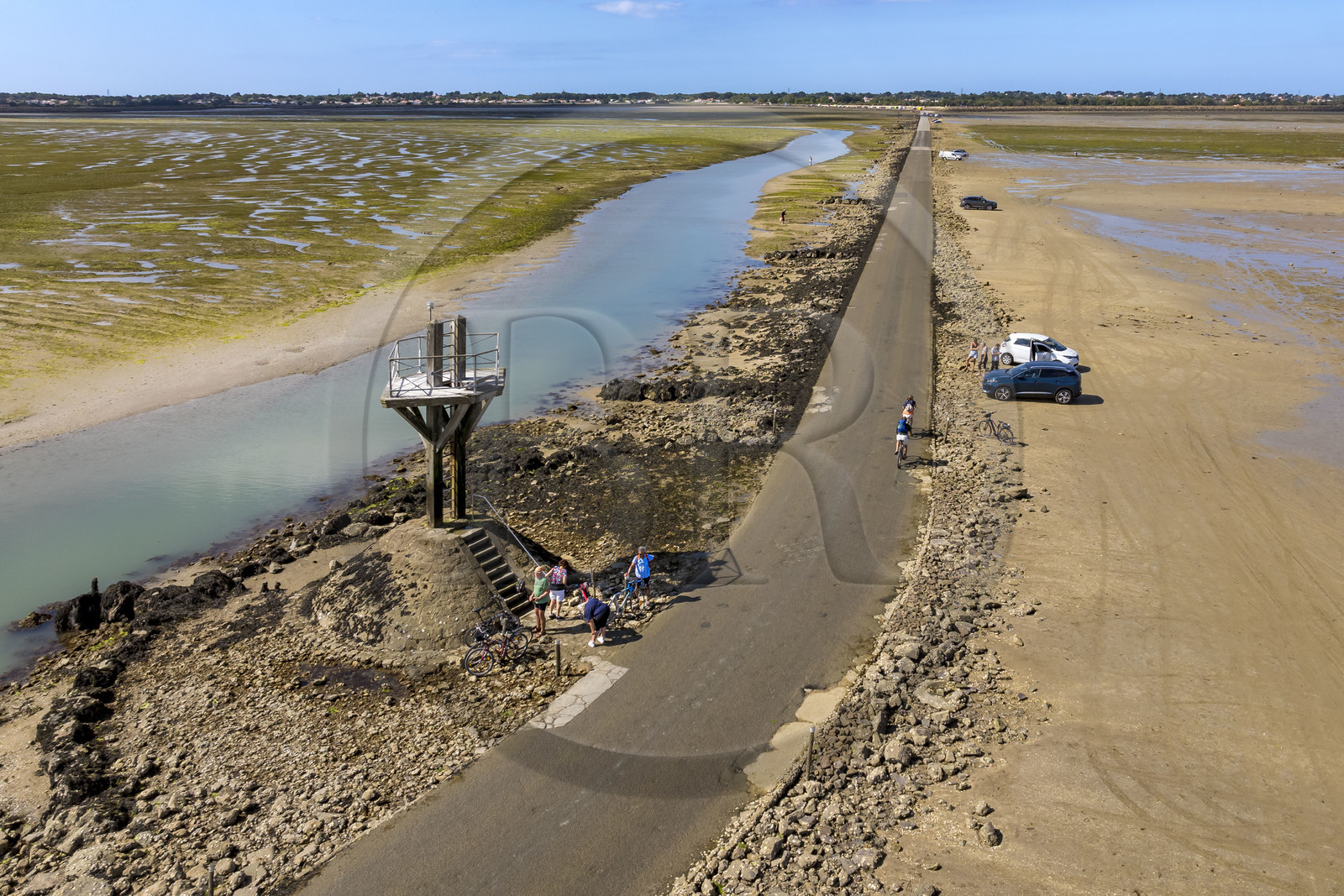 France, Vendée (85), île de Noirmoutier, Barbatre, cyclistes sur le passage du Gois, chaussée submersible qui relie l'île au continent à marrée basse, un des refuges sur la gauche (vue aérienne)