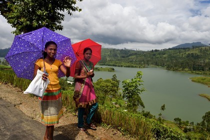 Sri Lanka, center province, Dalhousie, young women walking on a road bordering the reservoir Castlereigh