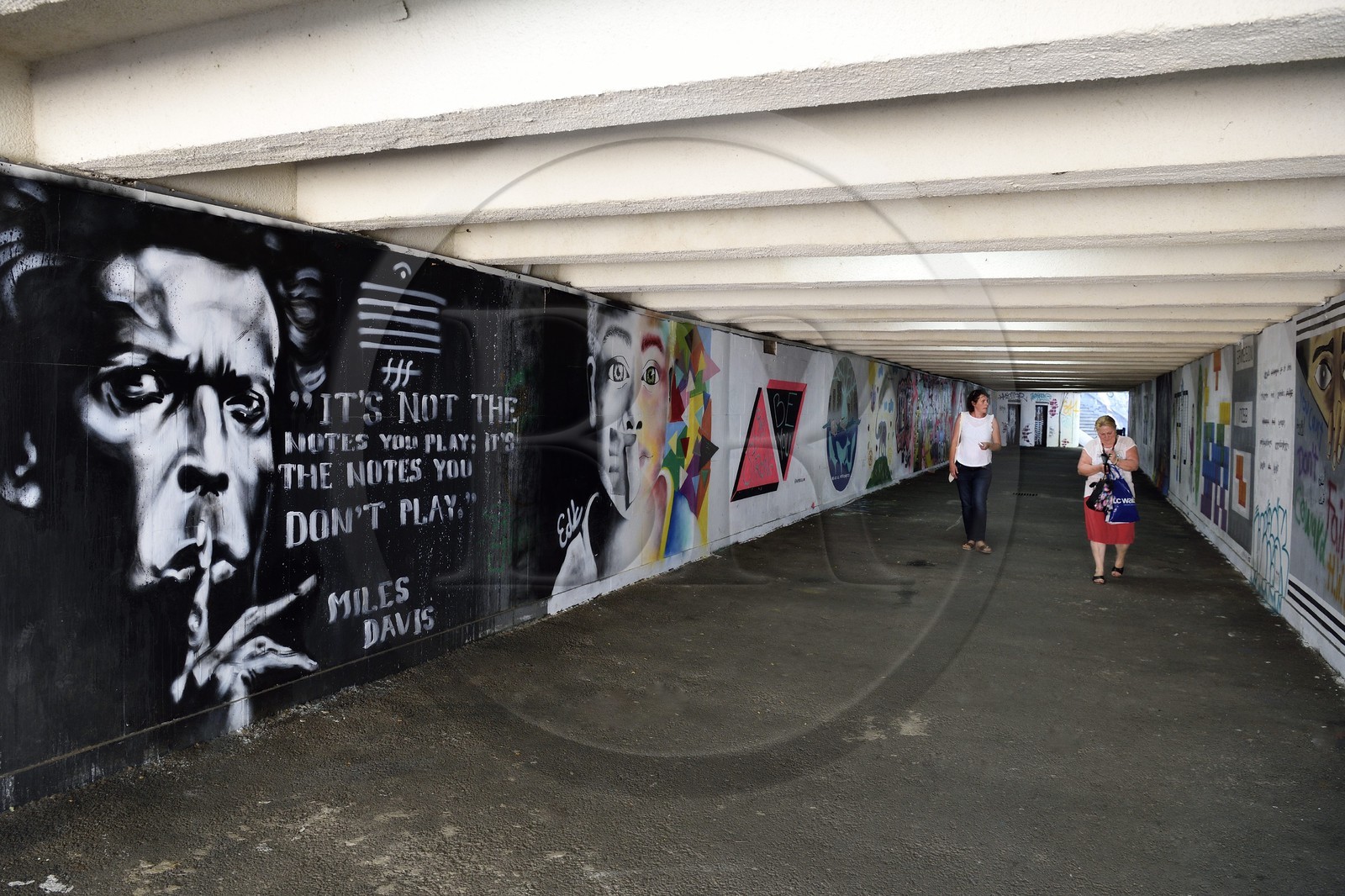 Géorgie, Tbilissi, passage sous les voies rapides aux murs recouverts de graffitis