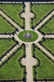 France, Indre-et-Loire (37), Jardin de Diane de Poitier à la française du château de Chenonceau (vue aérienne)